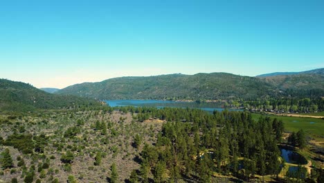 Flying-Towards-Lake-Hemet-On-Sunny-Day-In-San-Jacinto-Mountains,-California