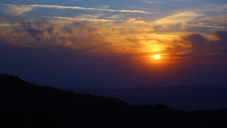 Wolken-Rauschen,-Während-Die-Sonne-Mit-Warmer-Präsenz-Untergeht