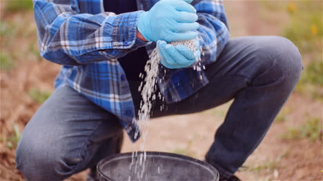 agricultor examinando fertilizantes herbicidas en las manos antes de fertilizar el campo agrícola 7