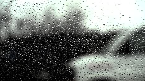 gotas de lluvia en el parabrisas de los coches