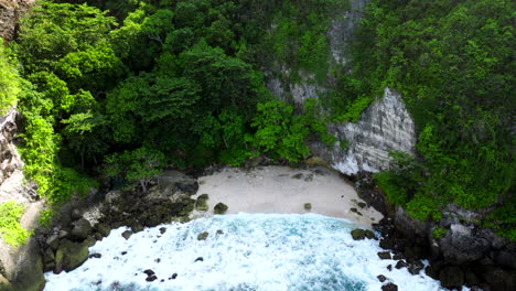 Playa-Tembeling,-Destino-Pintoresco,-Isla-Nusa-Penida,-Indonesia