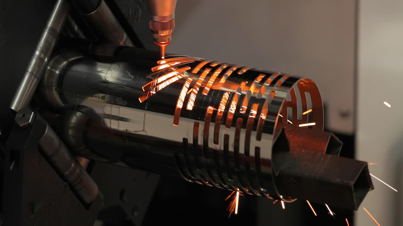 Taglio laser CNC di metallo, moderna tecnologia industriale.