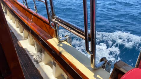 cubierta de madera en un gran velero y las olas del mar en bodrum pavo, vacaciones de verano divertidas, barco en movimiento, destino de vacaciones de lujo, tiro de 4k