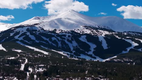 chmury przechodzące nad ośrodkiem narciarskim breckenridge w zimie