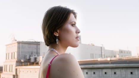 Vista-Trasera-De-Una-Elegante-Mujer-Morena-Con-Aretes-Mirando-A-La-Cámara