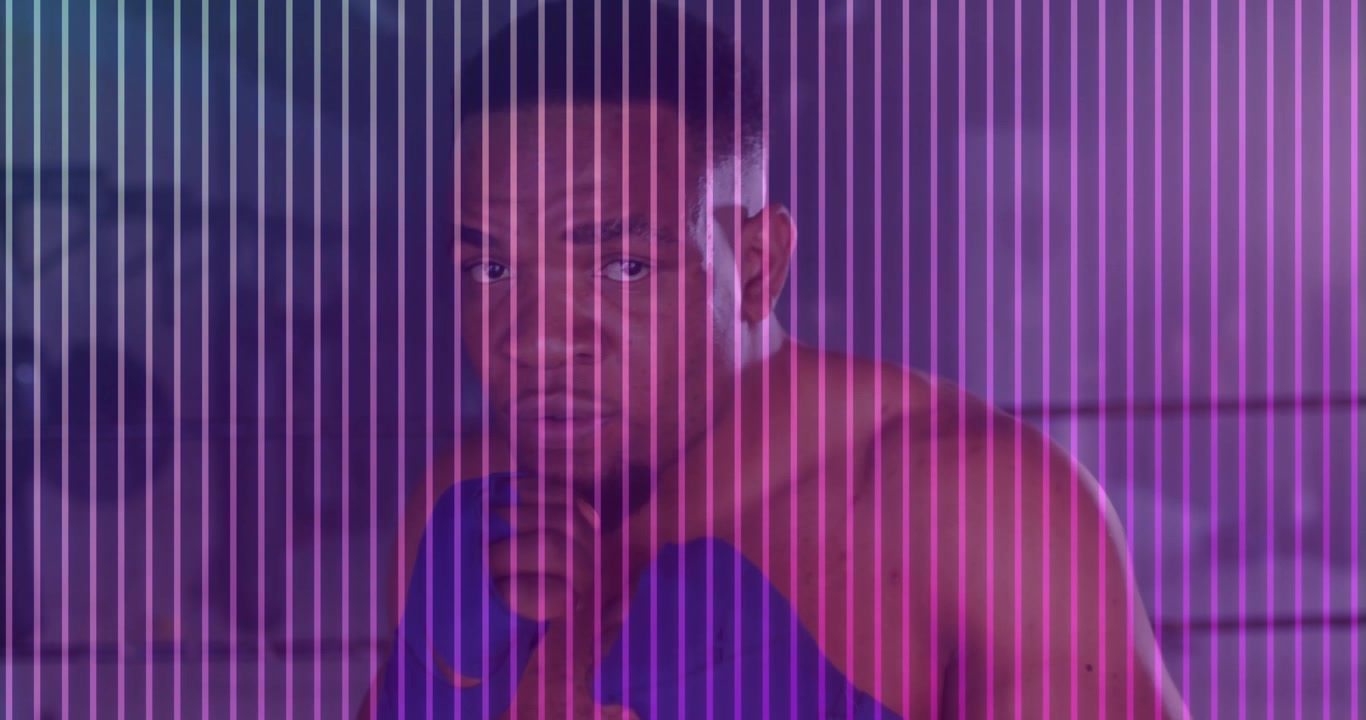 Pugile muscoloso che si allena con le fasce per le mani sul ring