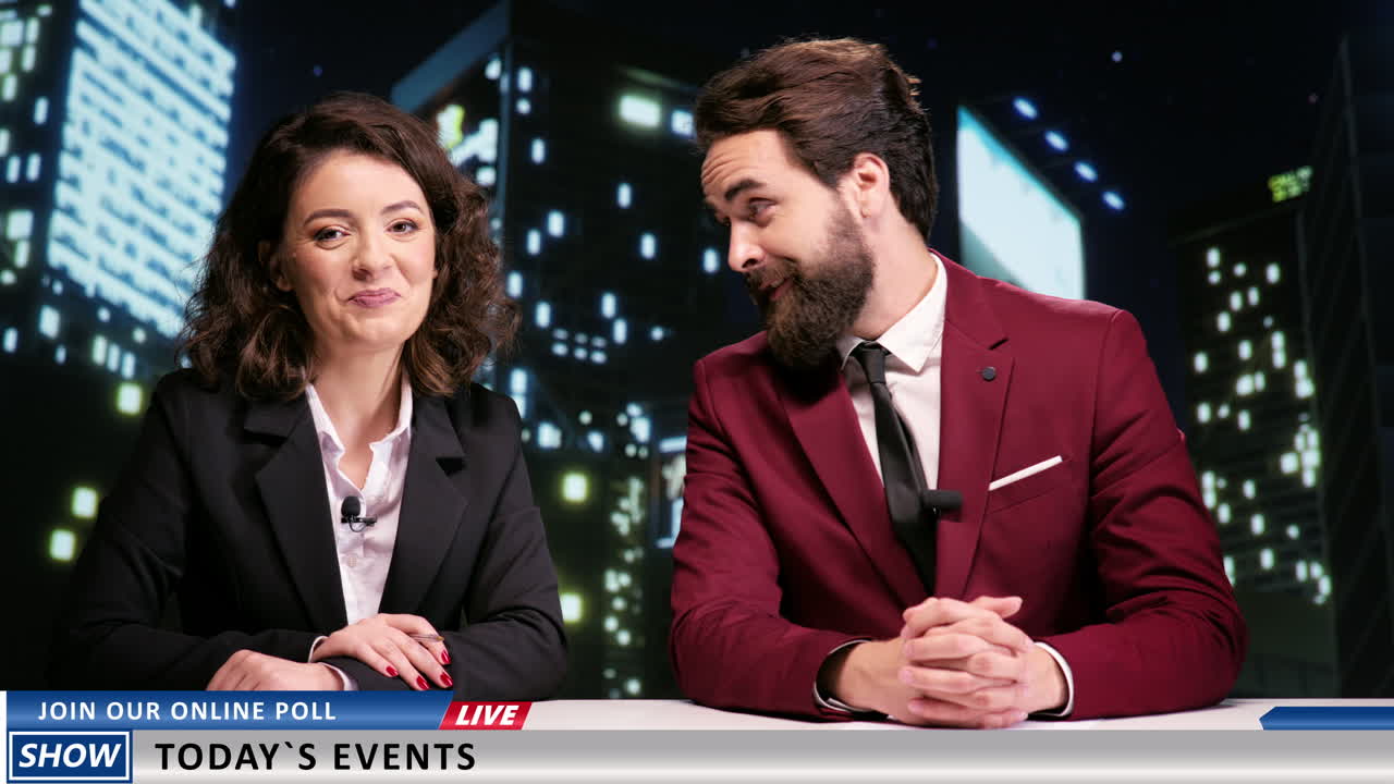 los anfitriones del programa nocturno introducen el programa