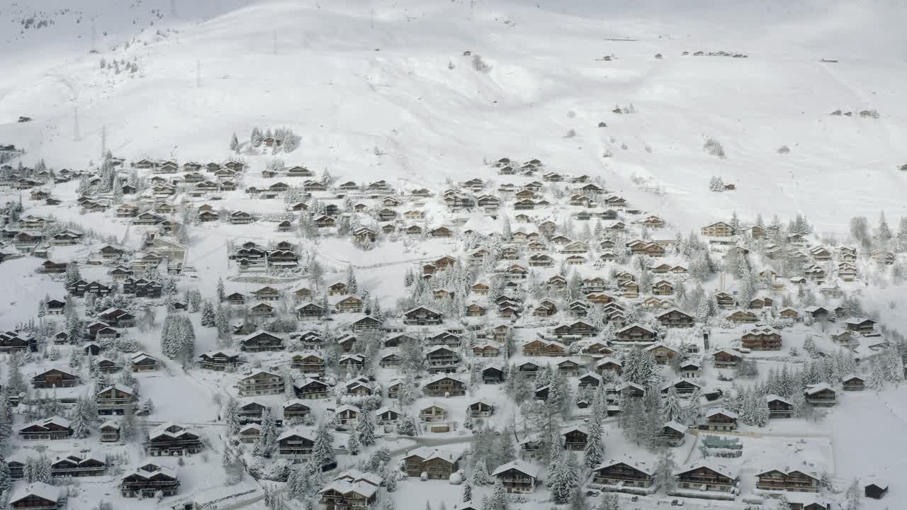İsviçre Alpleri'ndeki güzel tatil ve spa kasabası Verbier'in drone ile havadan çekimi