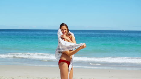 Mujer-Sonriente-Sosteniendo-Su-Pareo