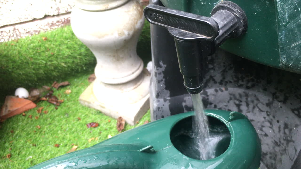 cerca de una regadera que se llena desde un grifo de agua