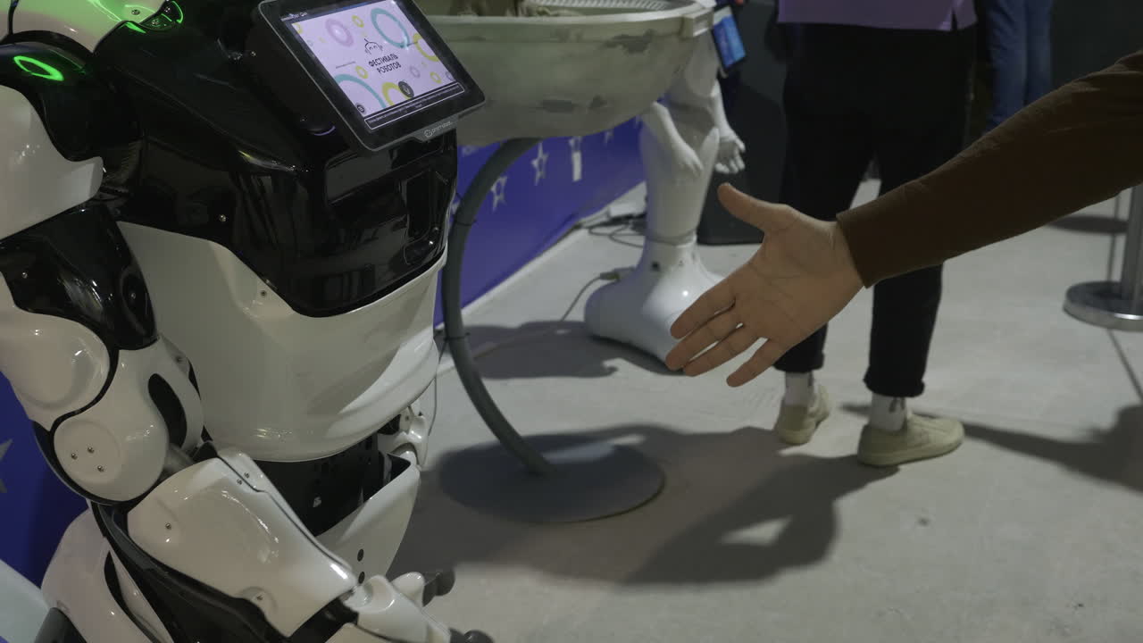robot estrechando la mano con una persona