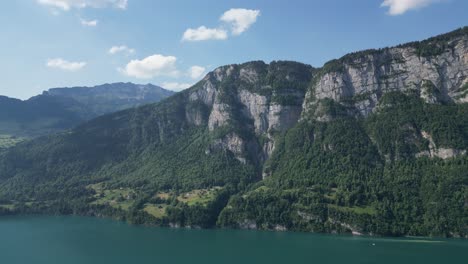 Majestuosas-Montañas-Rocosas-Alpinas-En-Suiza-Creando-Una-Escena-De-Ensueño