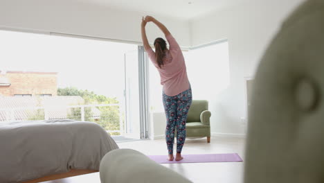 Rückansicht-Einer-übergroßen,-Gemischtrassigen-Frau,-Die-Yoga-Im-Stehen,-Dehnen,-Kopierraum-Und-Zeitlupe-Praktiziert