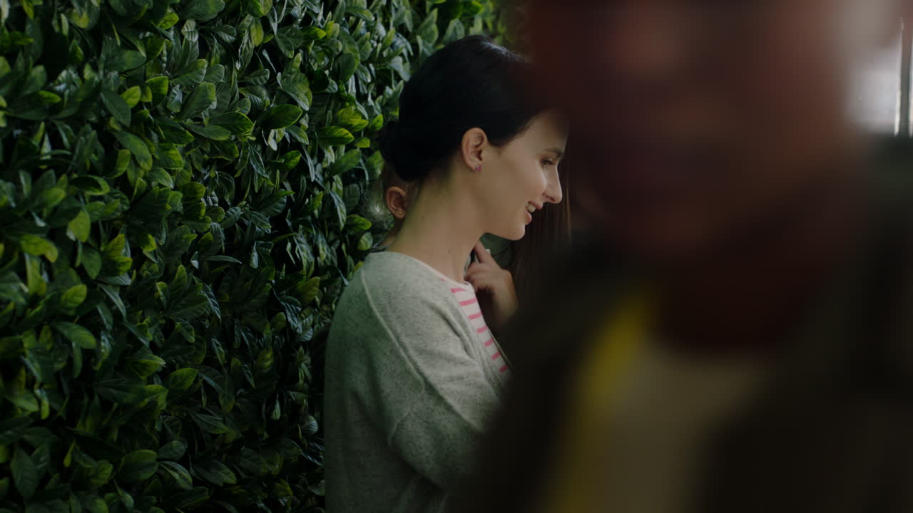 행복한 사업가 어머니가 아기를 안고 사무실 관리자가 동료들을 확인하고 노트북 컴퓨터 화면을 가리키며 아이디어를 공유하고 현대 사무실 작업장에서 작업을 논의합니다.