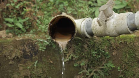 Aufnahme-Eines-Großen-Wasserablaufbehälters-Mit-Abwasser,-Das-Aus-Dem-Rohr-Auf-Der-Plantage-Factory-Sierra-Nevada-Kolumbien-Zeitlupe-Fließt