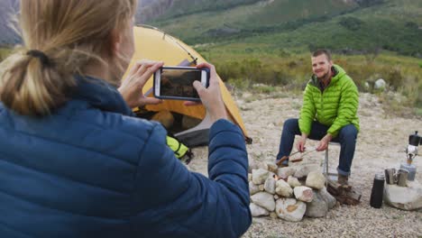 pareja caucásica tomando una foto en la naturaleza