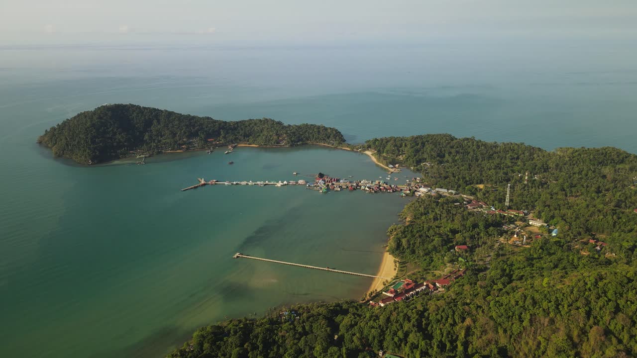 amplia vista aérea del muelle de bang bao y la costa de la isla de koh chang en tailandia