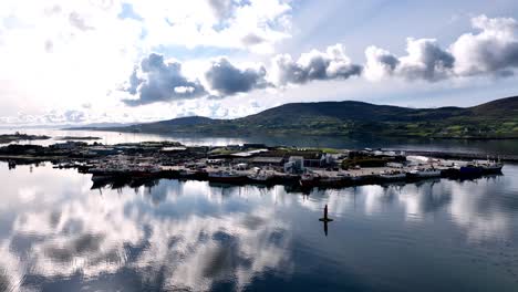 Drones-Volando-A-Barcos-Pesqueros-Descargando-Sus-Capturas-En-El-Muelle-De-Castletownbere-West-Cork,-Irlanda,-En-Una-Brillante-Mañana-De-Verano