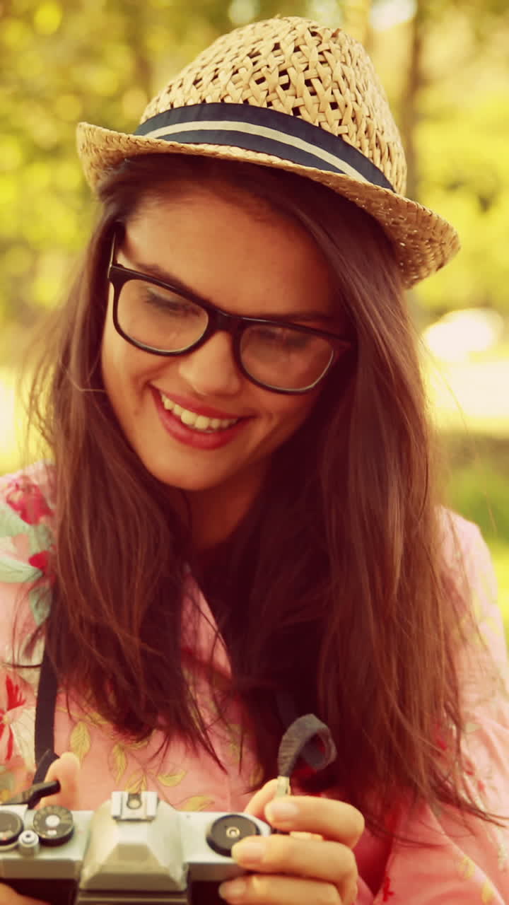 en formato 4k de alta calidad bonita morena con cámara retro