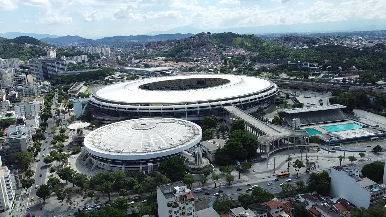 río de janeiro, brasil clip aéreo del estadio maracana con panorama de la ciudad