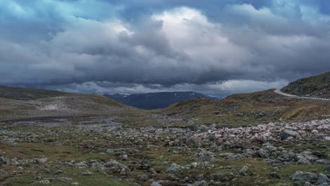 nuvole tempestose girano sopra il paesaggio desolato dell'altopiano montuoso di aurlandsfjellet in norvegia