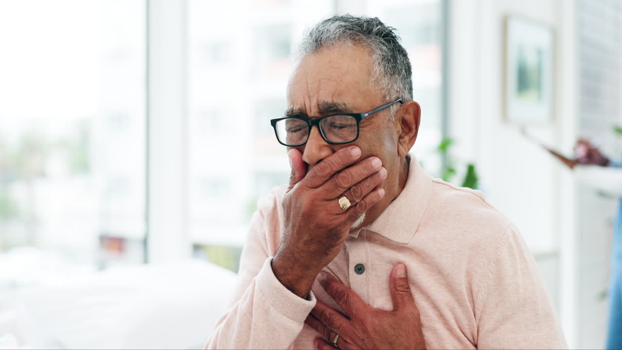 consulta, tos o anciano enfermo en el hospital