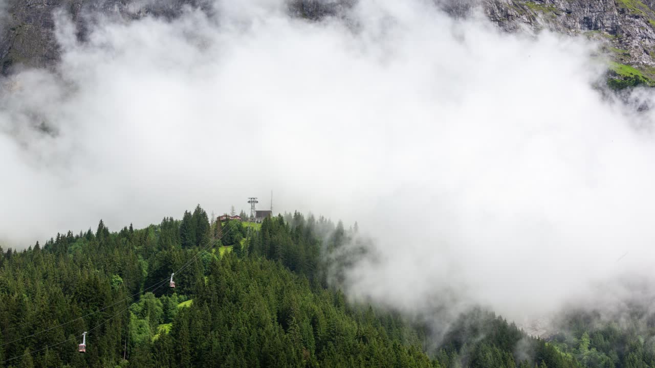 그린델발트의 핑슈테크 케이블카 상단 역에서 낮은 구름의 역동적인 시간 경과