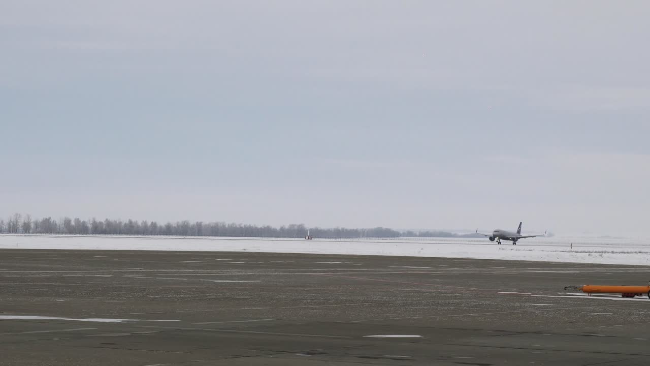눈 인 공항 에 비행기 가 착륙 하는 것