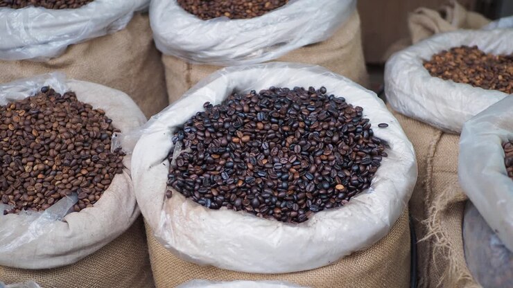 Chicchi di caffè in sacchi al mercato