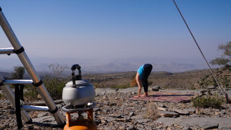 chica viajera occidental practicando yoga al aire libre en omán, diferentes poses en otros clips disponibles