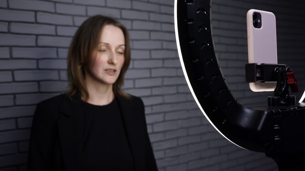 blogger mujer disparando historia con teléfono inteligente