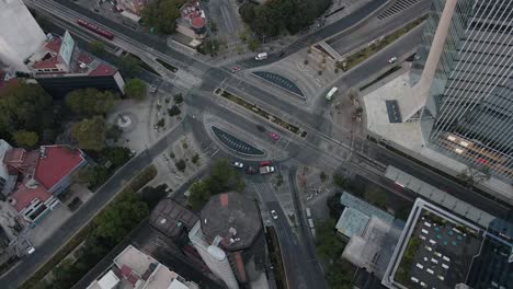 Vista-Aérea-De-Primer-Plano-De-Una-Rotonda-Con-Autos,-Bicicletas,-Autobuses-Y-Personas-Que-Pasan-En-La-Ciudad-De-México