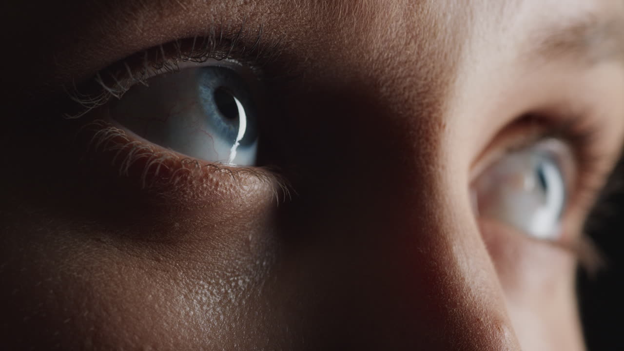 cerca hermosos ojos macro parpadeando la luz que se refleja en el iris concepto de visión saludable