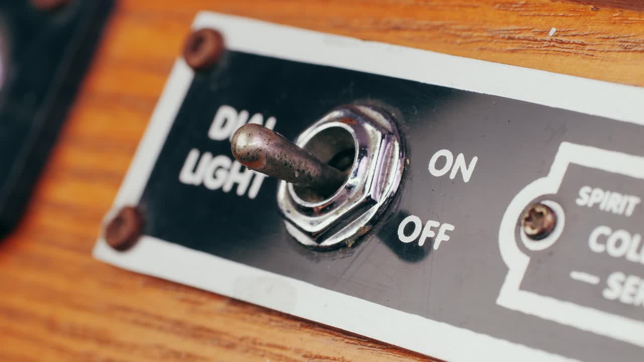 Old Retro AM FM Radio with tubes, Hand Changing stations , bulb vintage music player.