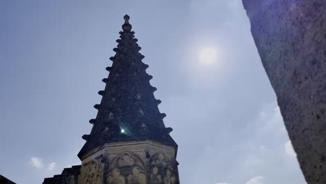 Spitze-Eines-Alten-Historischen-Kirchturms-In-Der-Sonne-Vor-Blauem-Himmel