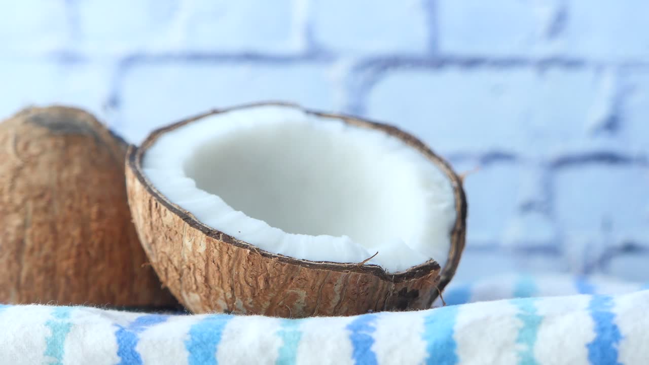 primer plano de coco agrietado en tela a rayas