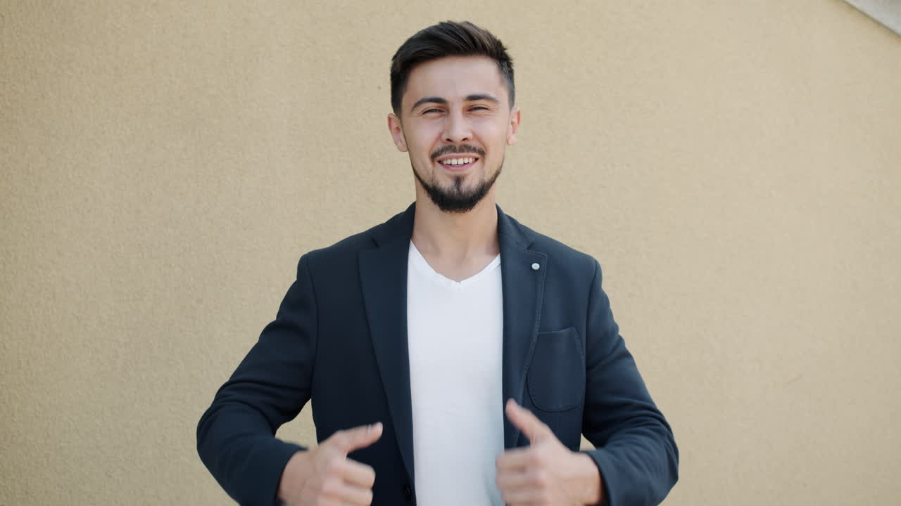 un hombre de negocios levantando el pulgar.