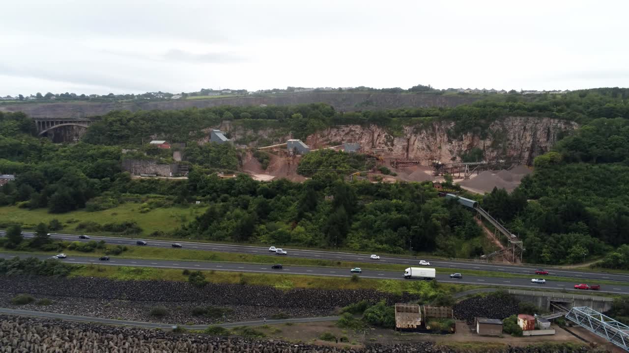 노스 웨일즈 고속도로 교통에 있는 cemex 광산 사이트가 건설 현장을 통해 볼 수 있는 공중 상승 푸시