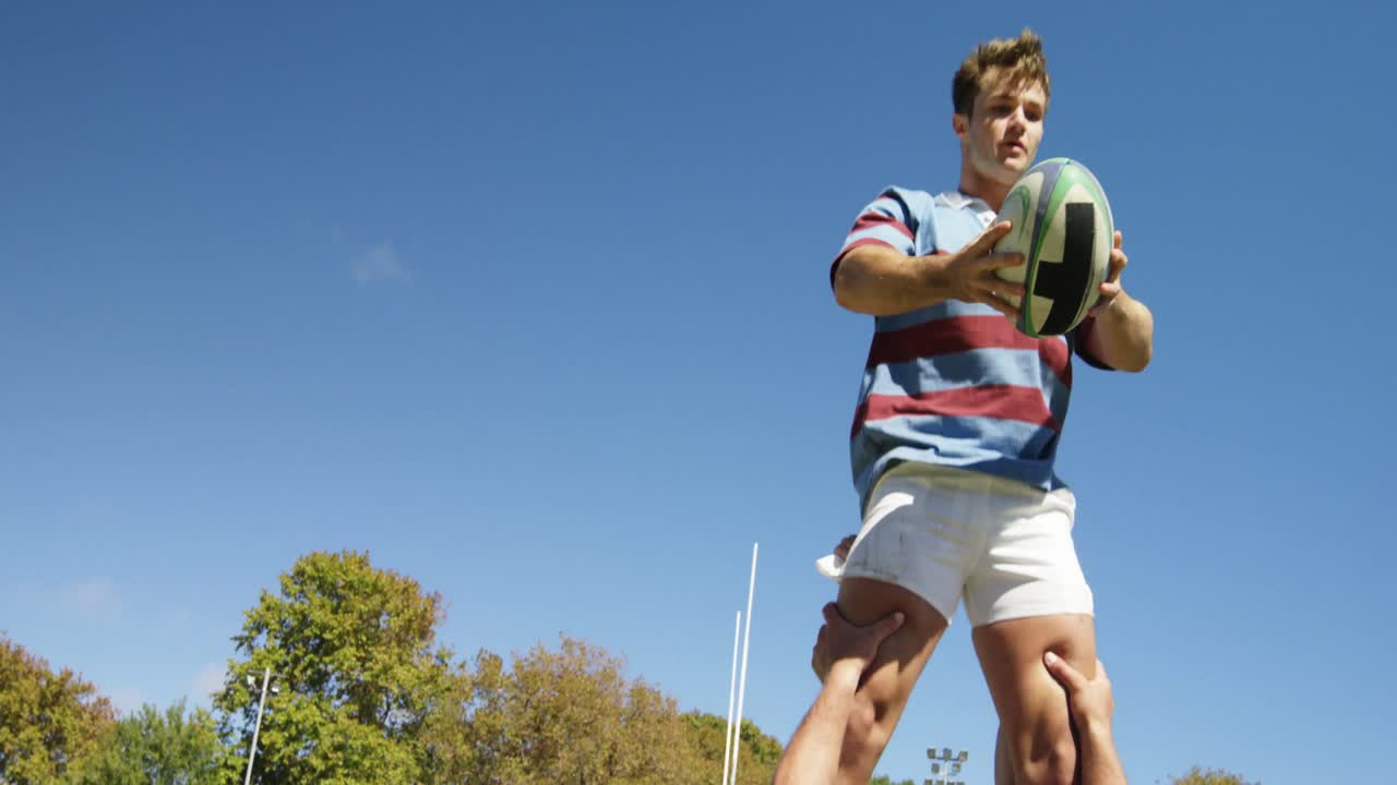 럭비 선수 들 이 공 을 방어 하기 위해 연습 하고 있다 4k 4k