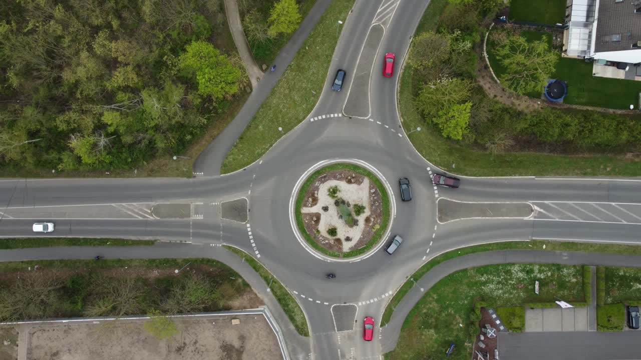 круговой трафик сверху с машинами входят и проходят по круговой улице без необходимости ждать