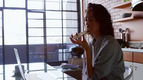 mujer hablando por teléfono móvil en la cocina 4k