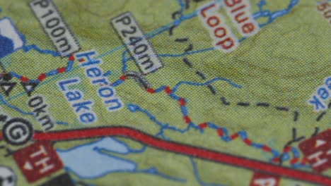 primer plano del mapa del parque algonquin, lagos y senderos para caminar