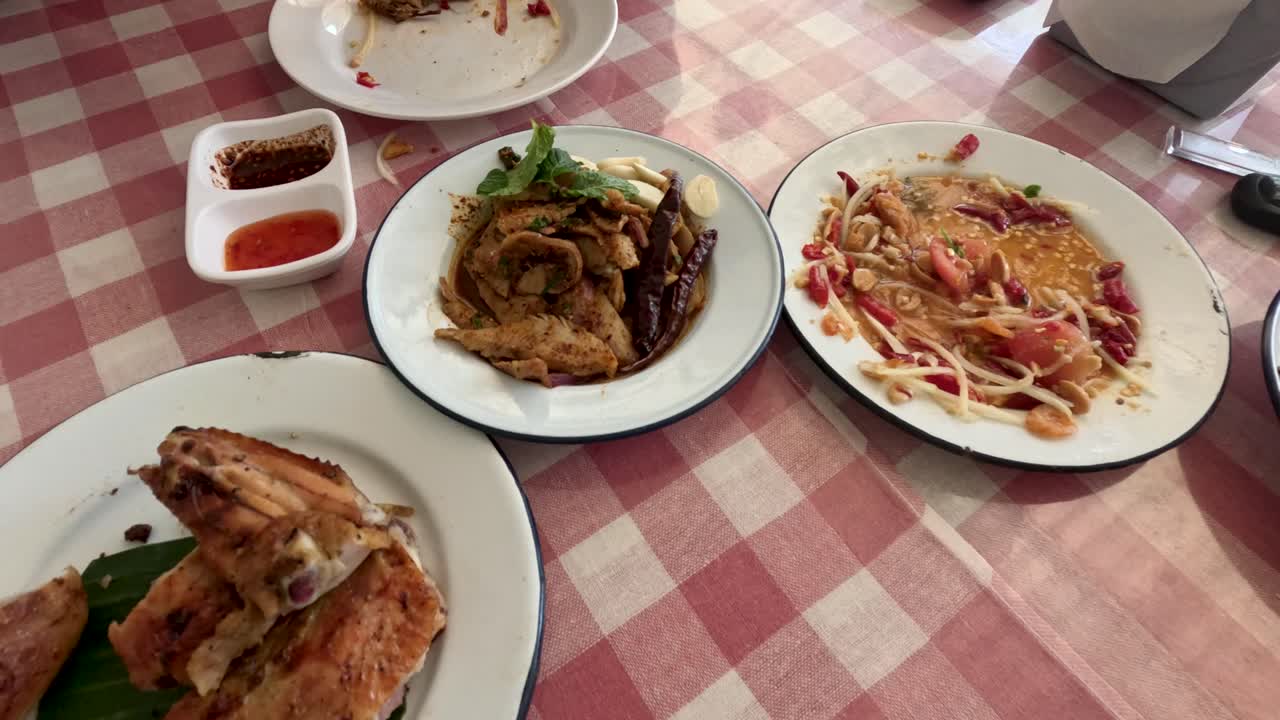 다양한 요리와 함께 전통 태국 식사