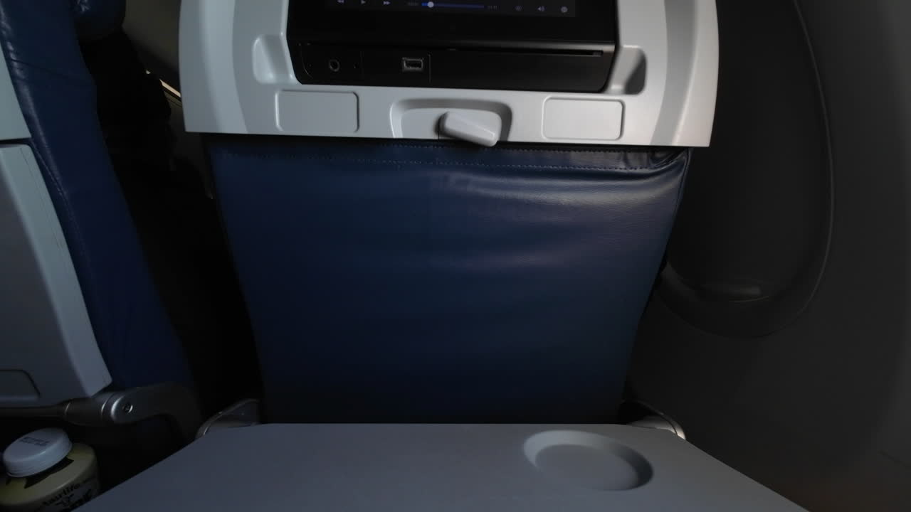 비행기 트레이 테이블을 접고 평평하게 눕히기