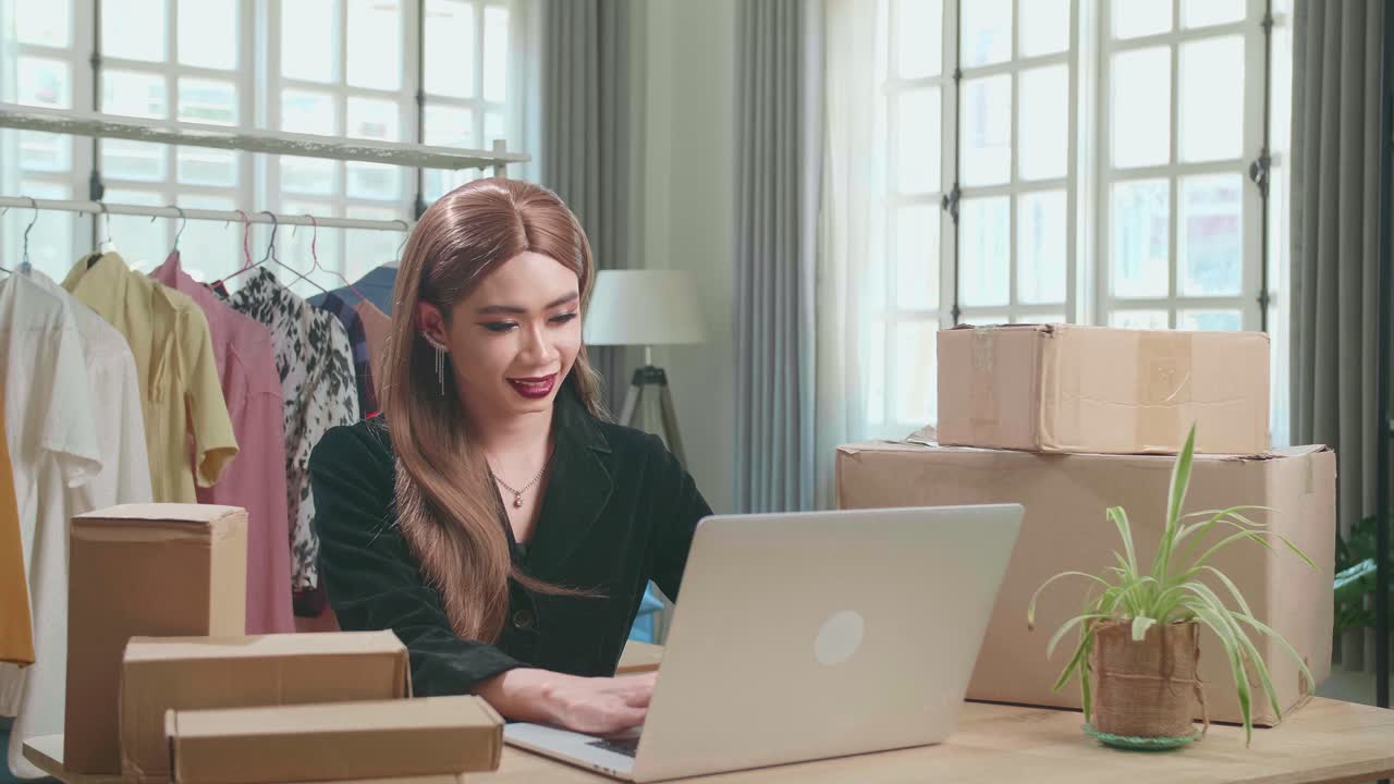 Young Transgender Woman Uses A Laptop To Chat With Customers Who Come To Order Product, New Young Businesses That Can Work From Home And Deliver Their Goods By Post, Sell Online Or Online Sell