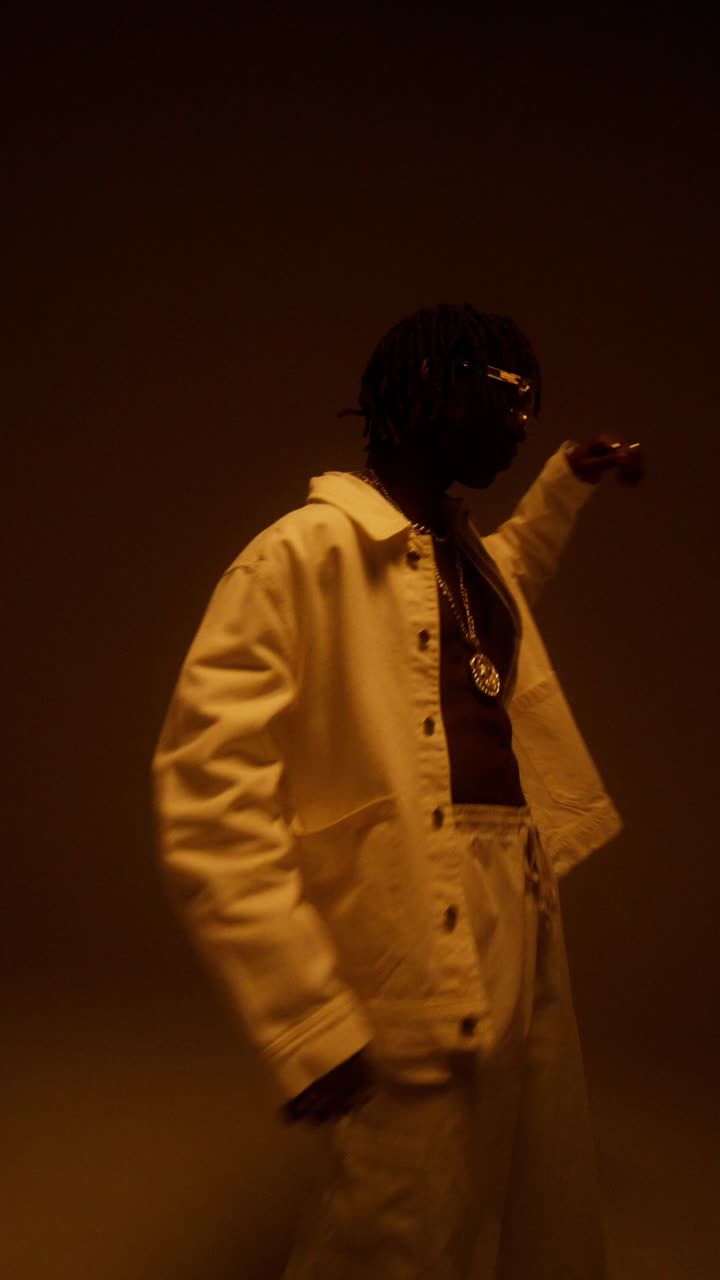 hombre elegante en el retrato del estudio