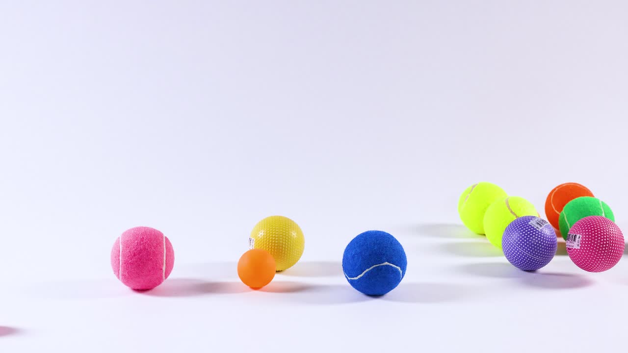 varias bolas moviéndose a través de un fondo blanco