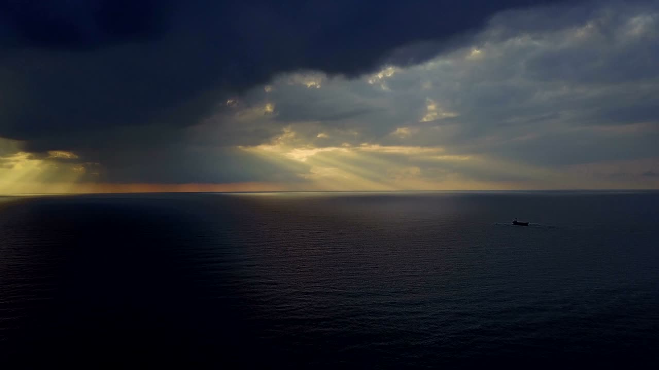 지중해 위의 은 해가 지는 날