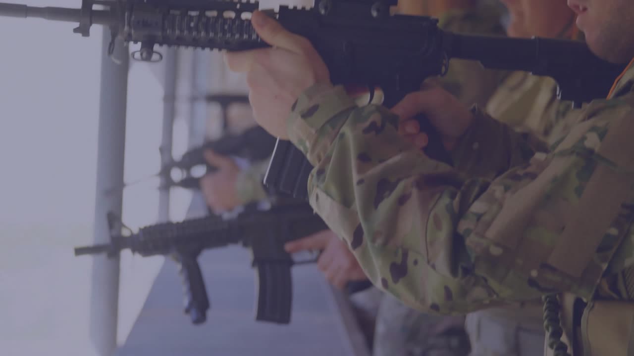 軍の射撃台でライフルを構える兵士たち。半透明の国旗オーバーレイが表示されている。