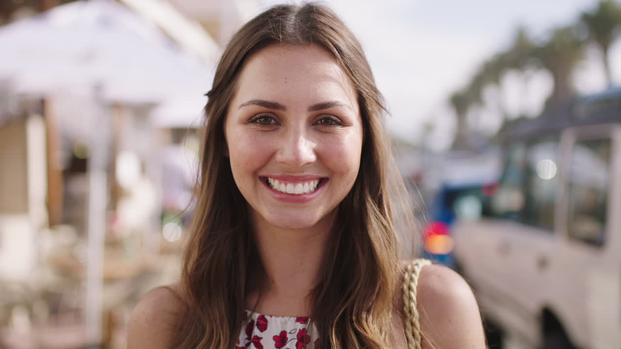 retrato, rostro y viaje con una mujer en la ciudad